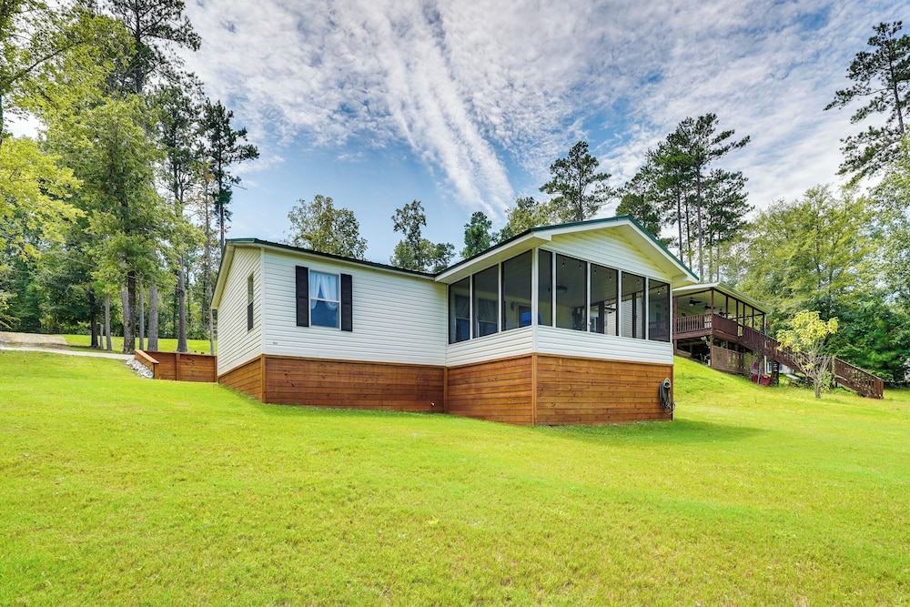 Fish, Swim & More: Quiet Retreat on Lake Sinclair!