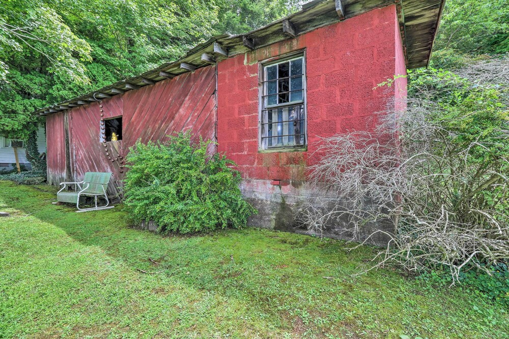 'lil Red Hen' Cottage in the Boone Area w/ Hot Tub view 5