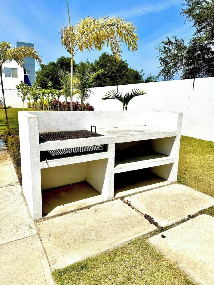 Private Jacuzzi and Pool 2 Level House
