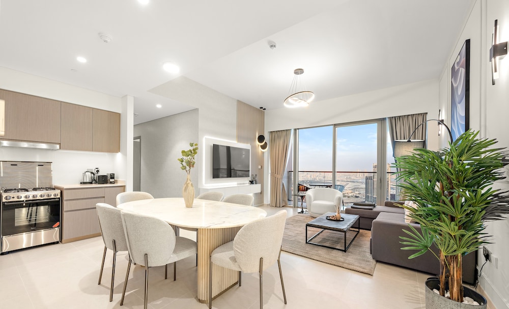 SML Vacation Homes - Sky High Apartments with Burj Khalifa and Dubai Fountain Views @ Grande Signature, Downtown Dubai