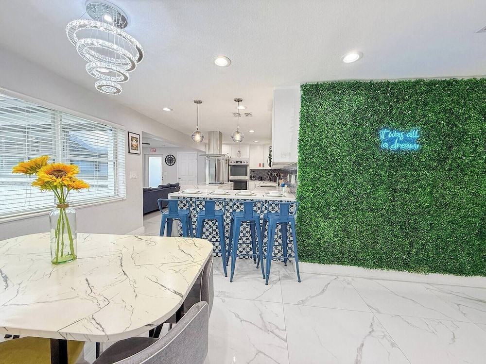Modern Escape Chef s Kitchen Private Yard