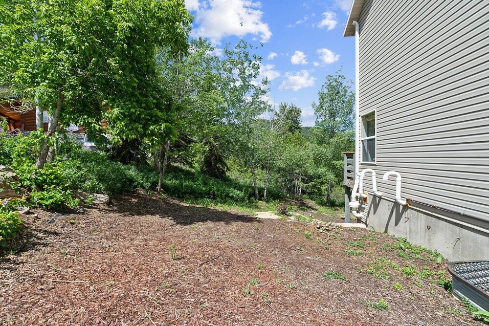 Tranquil Mountain Retreat Scenic Views & Hot Tub 4 Bedroom Home by RedAwning view 4