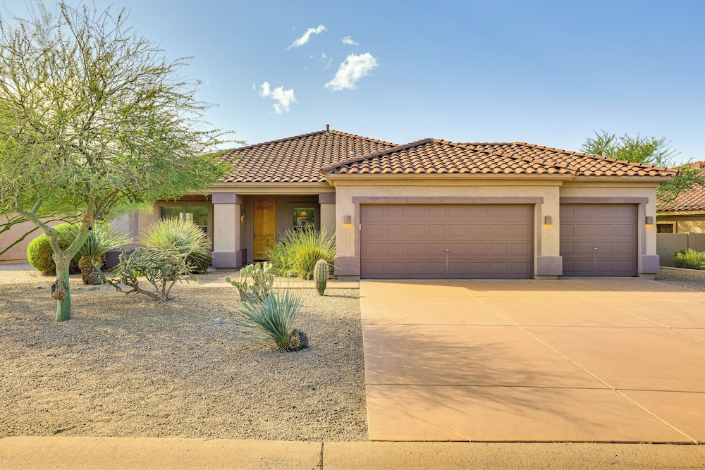 A Golfer's Retreat + Patio: Quiet Scottsdale Home