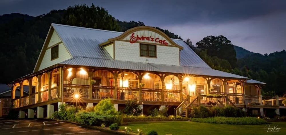 Bearmont Lodge 4 Bedroom Cabin by RedAwning