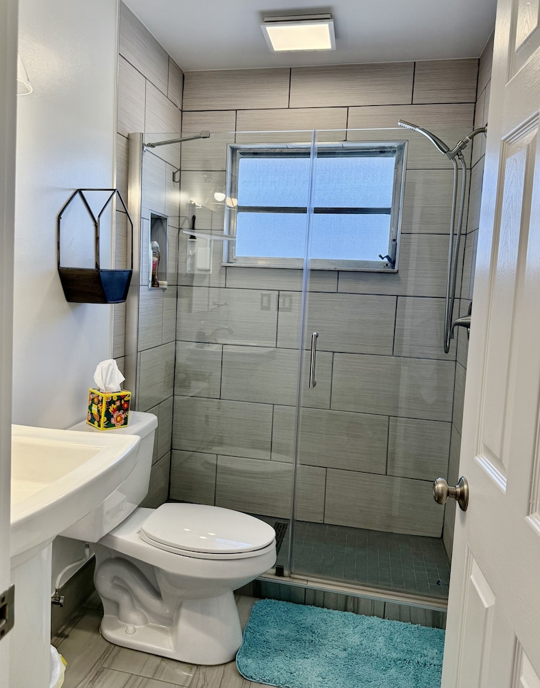 Naples Park Cottage 106th 6 Blocks Off Ocean 2 Bedroom Home