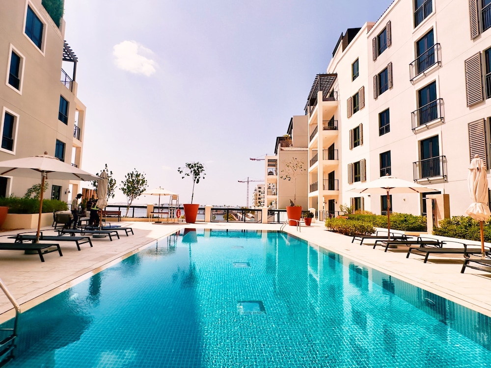 Contemporary La Mer 1BR w Beach Access