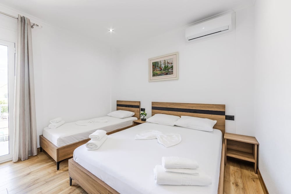 Bliss Triple Room in Gjirokast r