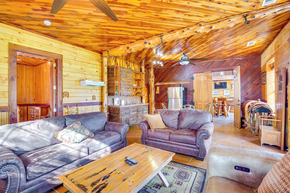 Group Getaway! Multi-level Lodge on Lake Tawakoni