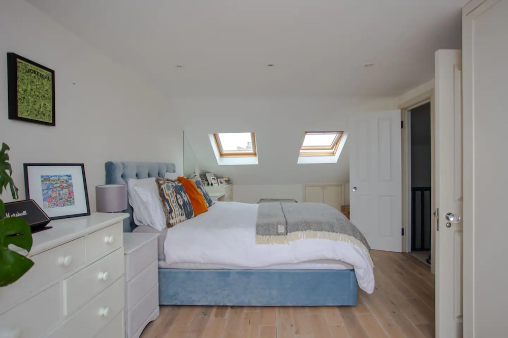 Bright2 Bedroom Apartment With Roof Terrace in Wimbledon