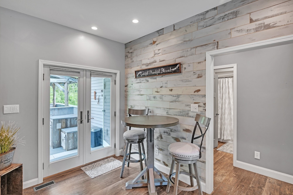 Lakeside Retreat With Hot Tub & Game Room 3 Bedroom Home