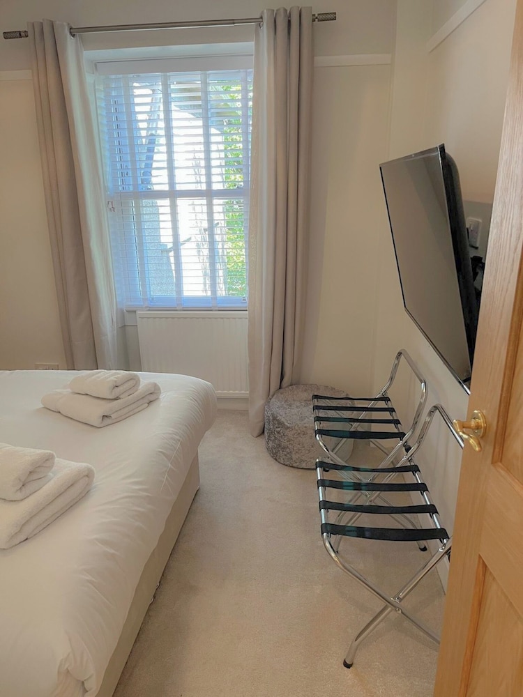 Luxury Townhouse Retreat in Kendal w/ Free Parking