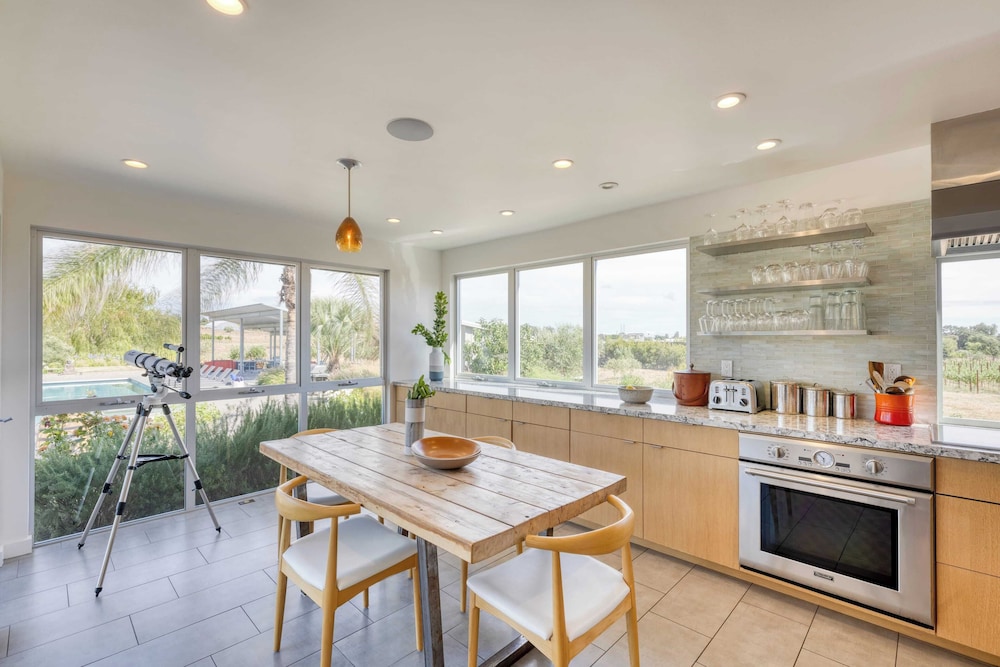 Coplan Vineyards by Avantstay 10-acre Estate w/ Pool, Spa, Bocce & Designer Interiors