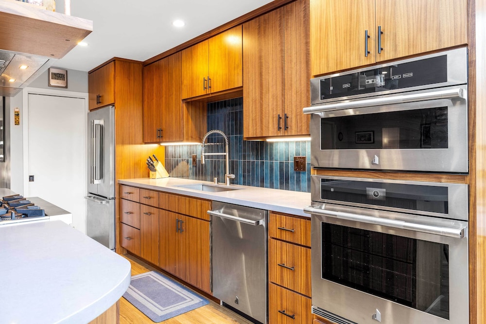 Private Pool & Large Deck: Modern Cotati Villa!