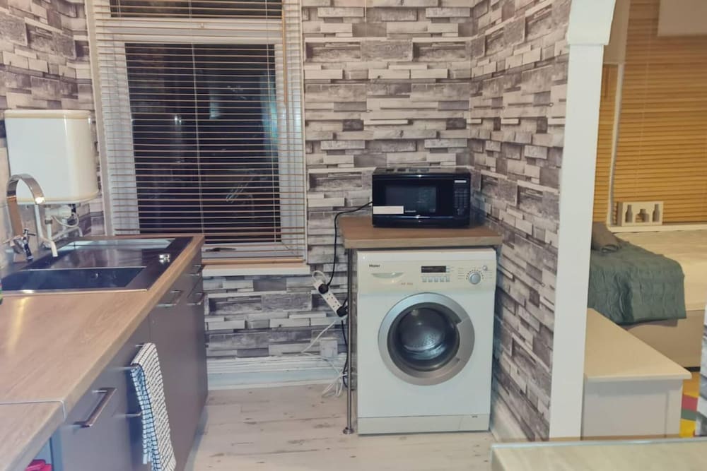 2 Bed Flat - Sleeps 3 - Parking - Wifi view 3