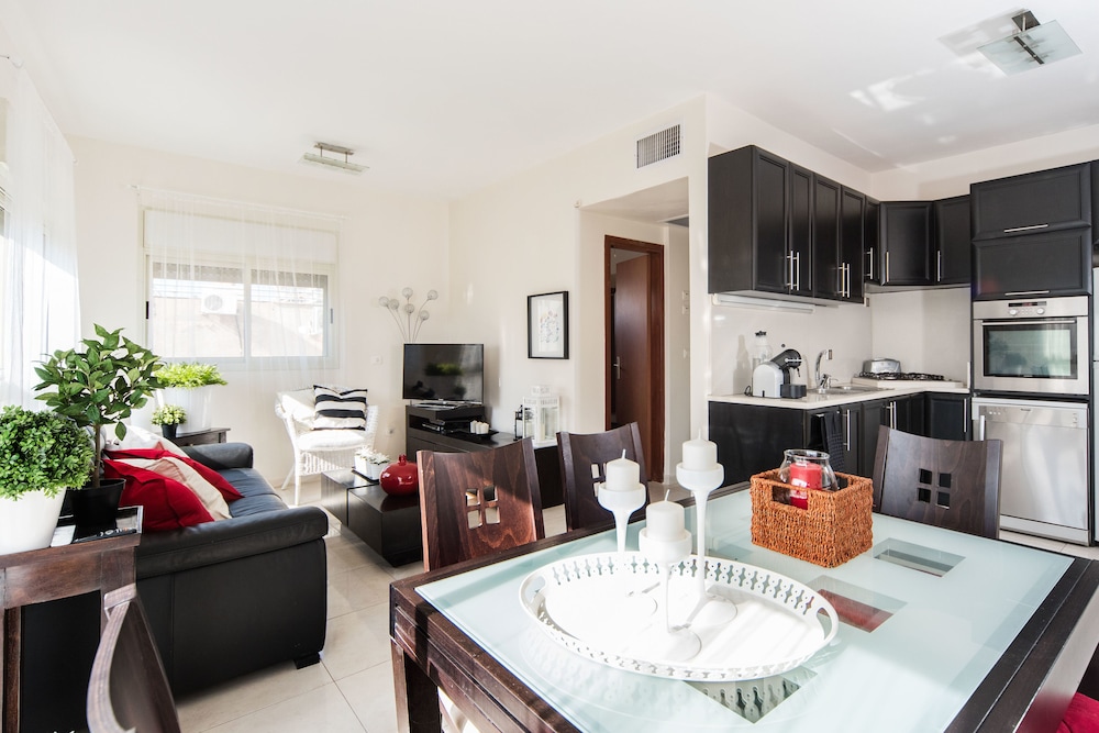 Spacious Duplex with Terrace 3-min From the Beach