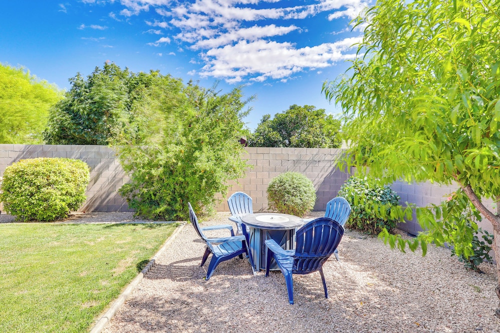 Kingman Family Home: Yard, Grill & Room to Relax!