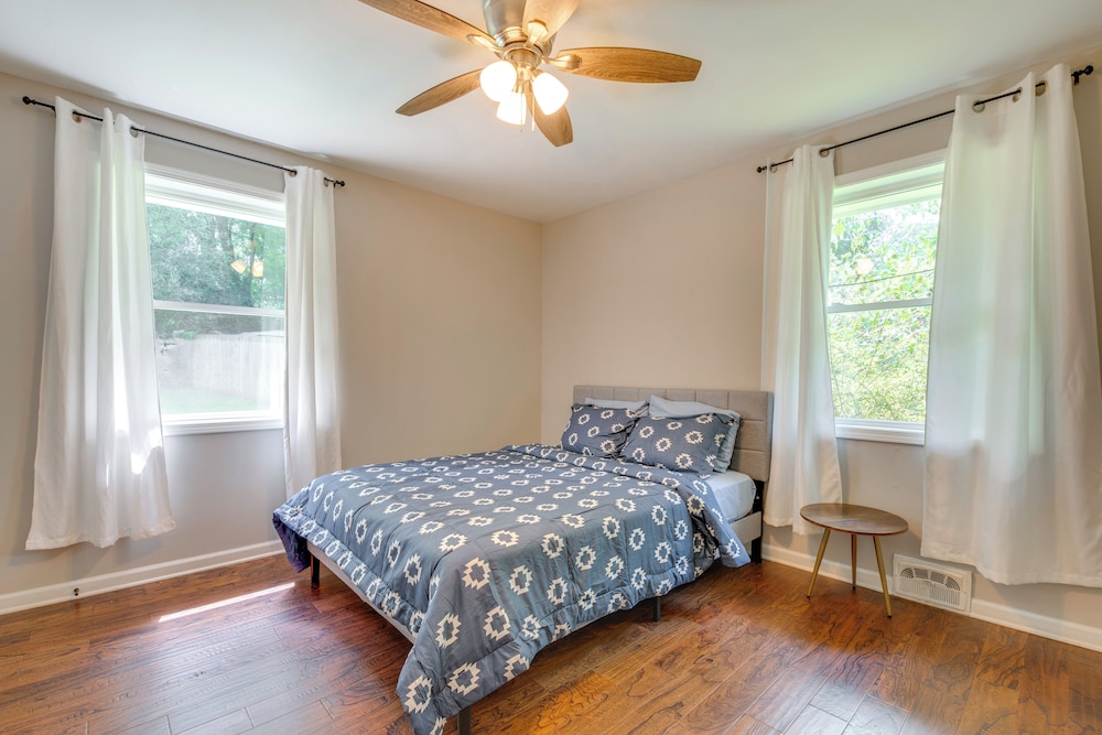 Inviting Home w/ Backyard: 8 Mi to Dtwn Atlanta!