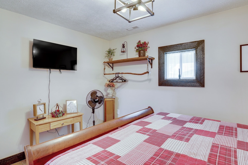 6 Mi to Main Street: Dog-friendly Home in Dover!