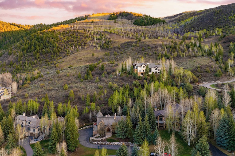 Cozy Edwards Retreat w/ Fireplace, Near Ski Resort Osprey Nest by Avantstay