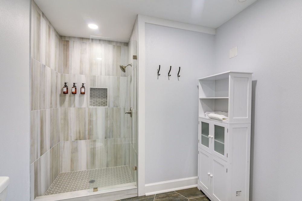1 Mi to Pleasure Pier: Walkable Home in Galveston