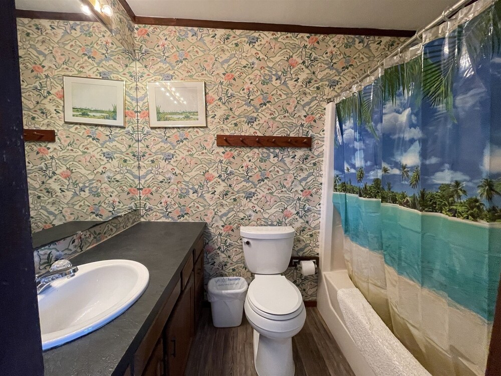 Will's Hideaway 3 Bedroom Cottage by RedAwning