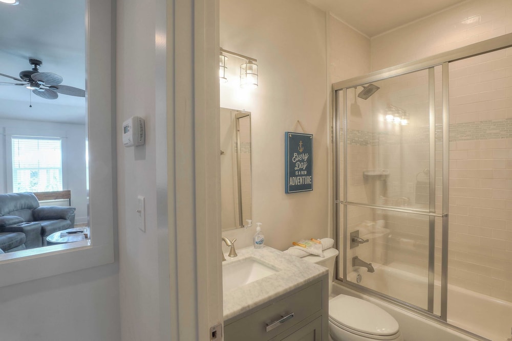 Dunn Inn 2 by Avantstay Walk to Beach, Pool Access, Sleeps 17!