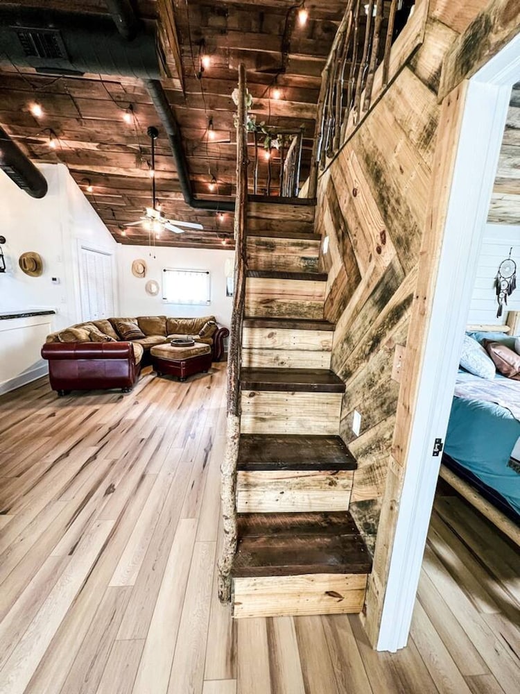 Cowboy Bunkhouse hot tub Lake Farm Nature