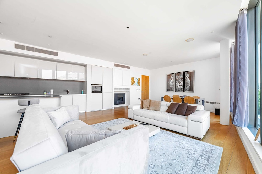 Luxury Penthouse Overlooking the Thames