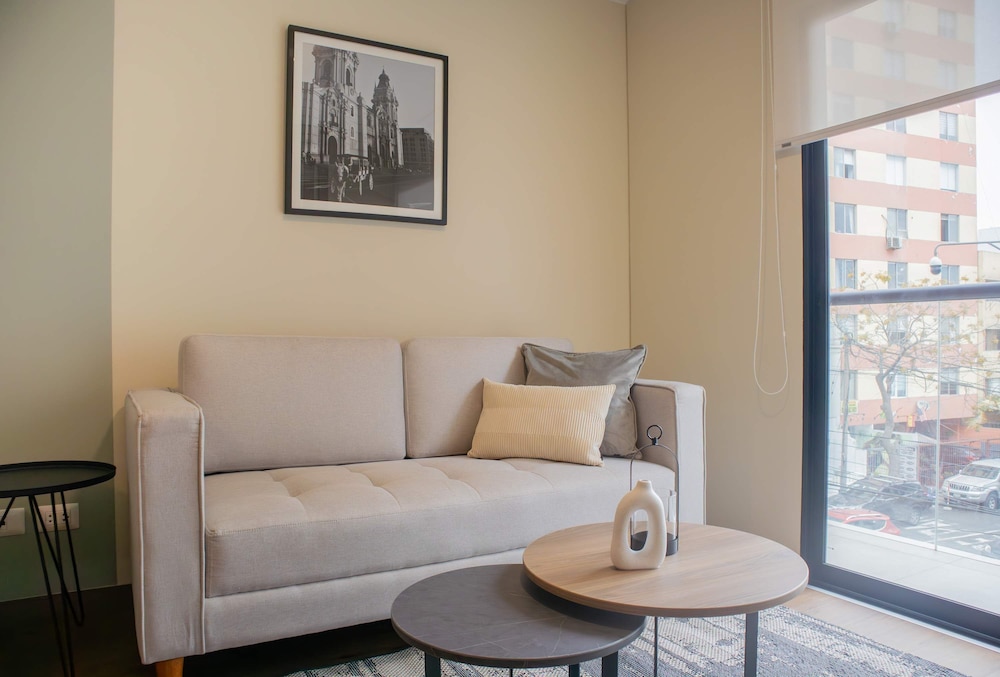 w Modern 2BR w Scenic Balcony Close to Kennedy Park