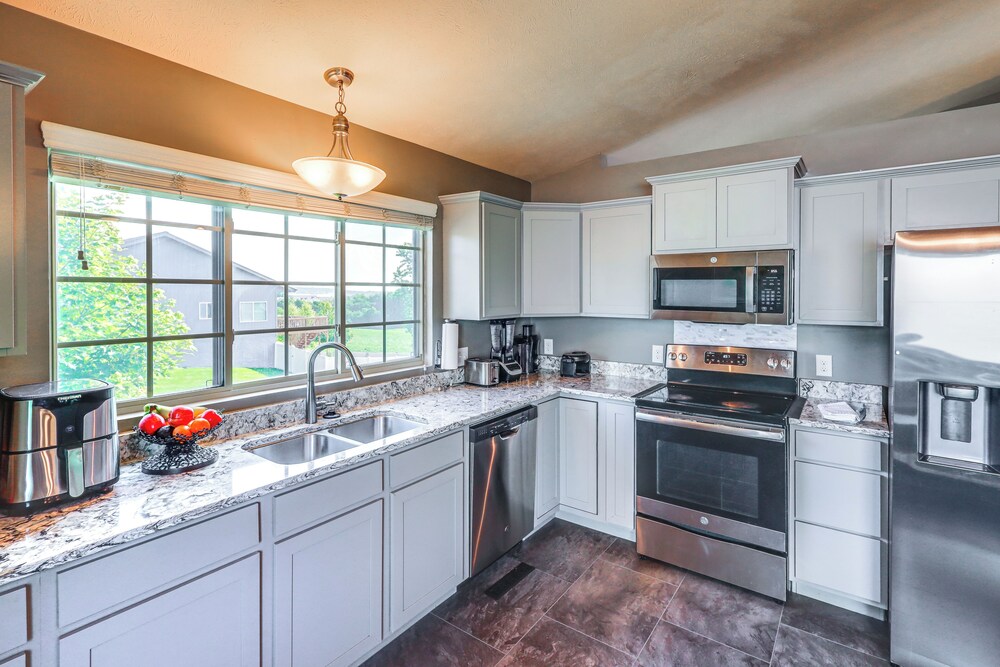 4 Mi to Offutt AFB - Family Home in Omaha Suburbs!