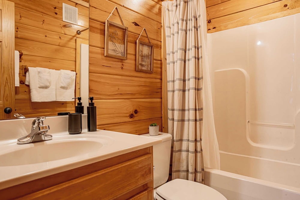 Bear Creek Way by Avantstay Hot Tub, Game Room, Air Hockey, Near Dollywood & Smoky Trails
