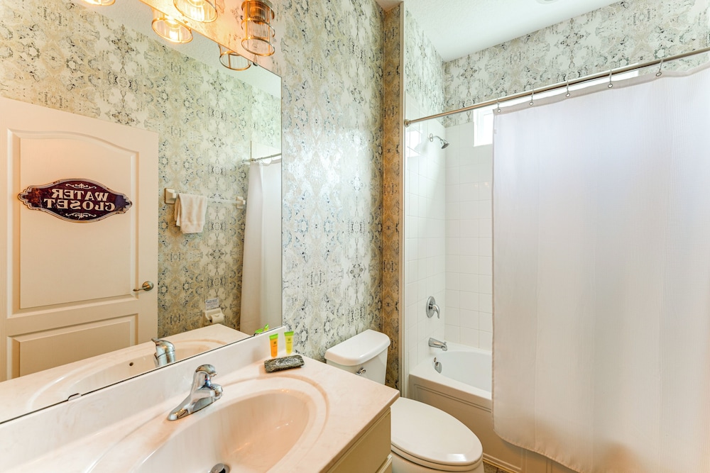 Themed Rooms, Pool & More! Custom Davenport Villa