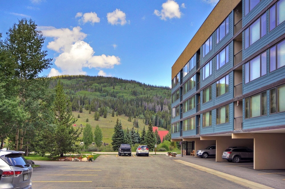 Comfortable Cozy Condo - Short Walk to American Eagle Lift - SH402 by RedAwning