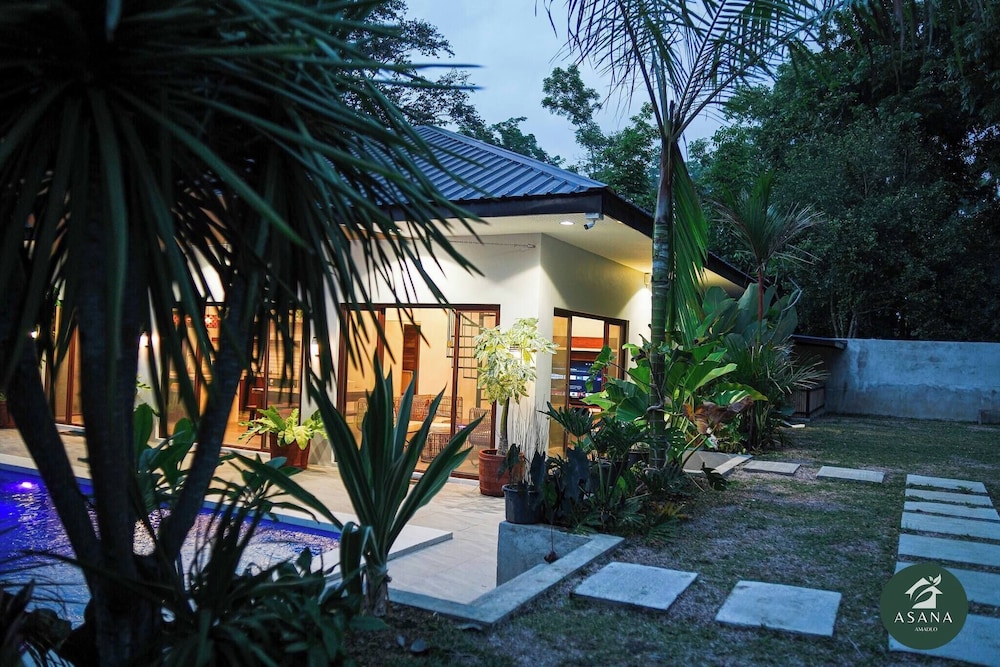 Modern Tropical 2BR Villa & Pool Retreat in Amadeo
