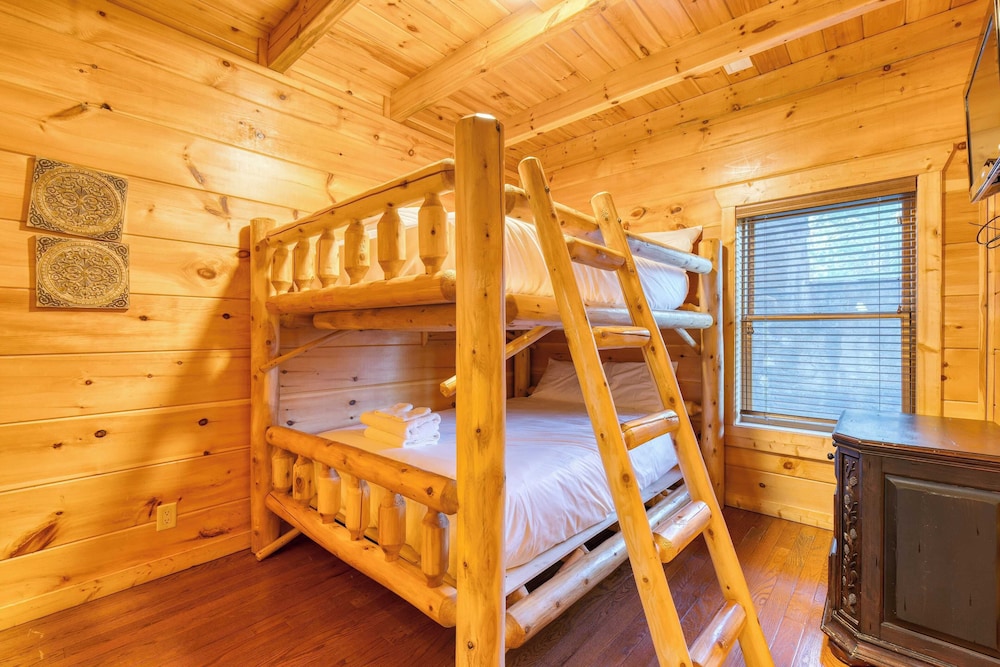 Luxury Cabin w/ Elevator, Theater & Hot Tub Near Dollywood Smoky Vista Lodge