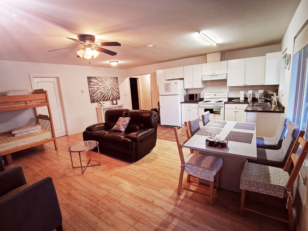 Surrey Vacations - Family Suite - Property Image 17