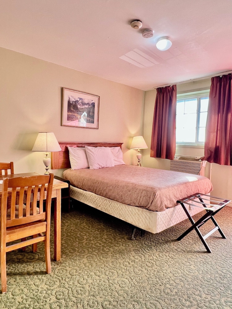 Rocky Mountain Lodge & Suites