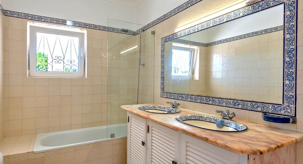 Old Village Area, Your Perfect Vilamoura Getaway, Private Pool, AC & Wifi