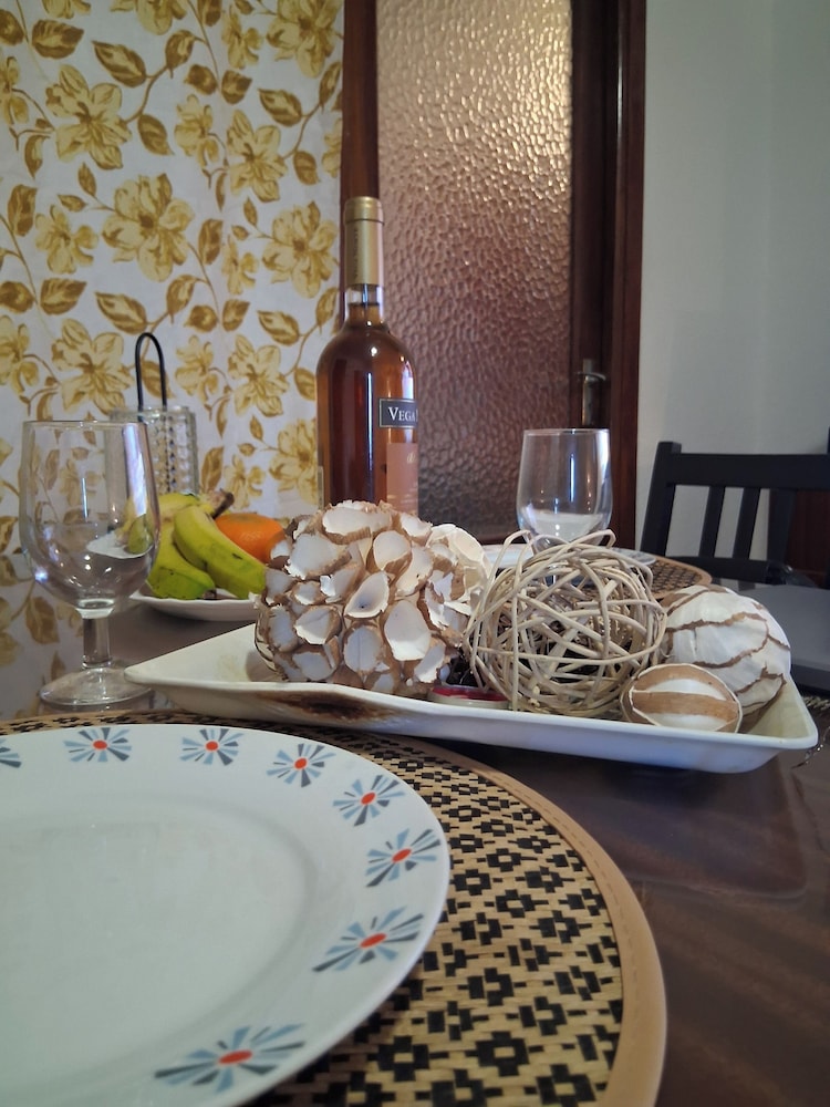 2 Bed Island Retreat-sleeps 4-5 Min Walk To Beach