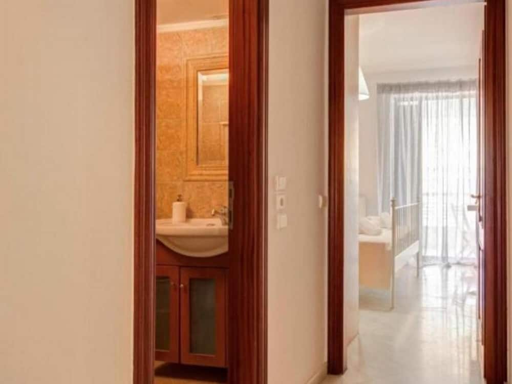 Chloe Lux Apartment by Travel Pro Services view 4