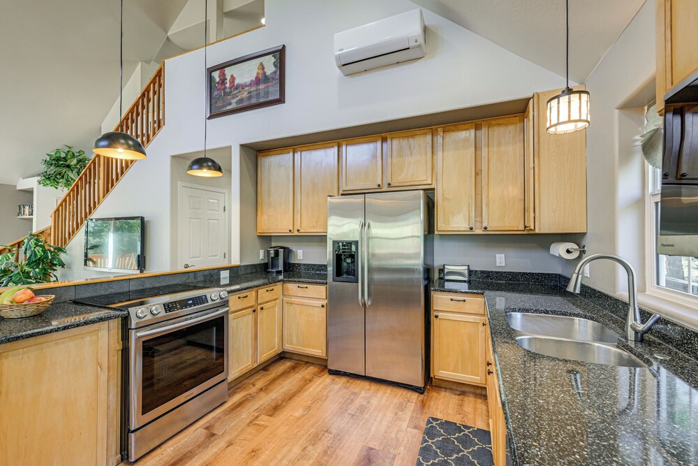 Pet-friendly Blue Ridge Cabin: Wraparound Deck!
