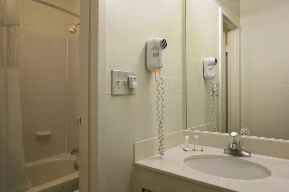 Lansing Vacations - Travelodge by Wyndham Lansing IL - Property Image 16
