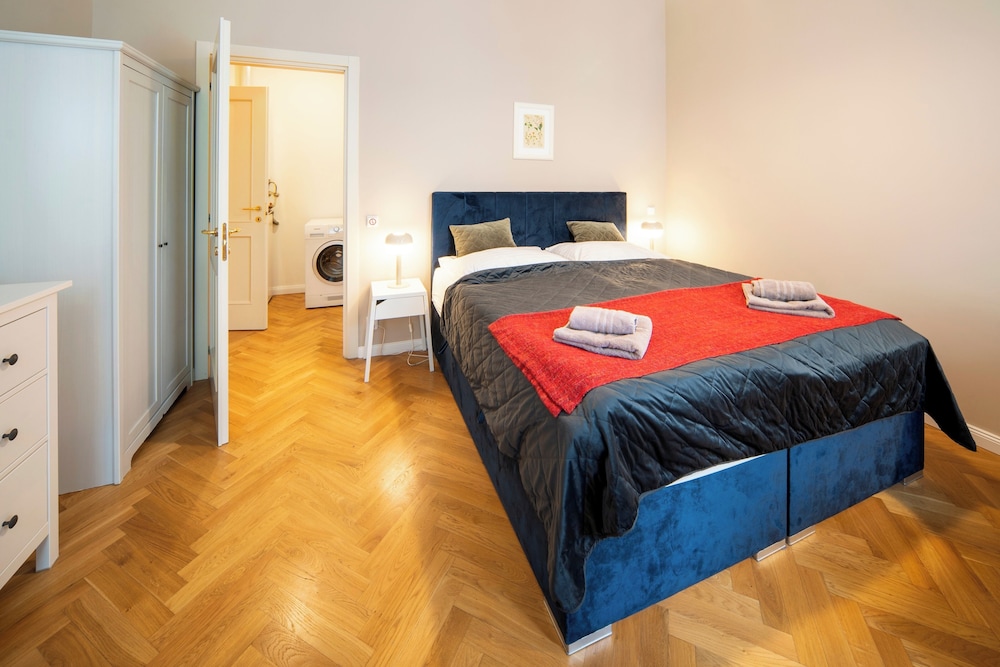 1 Bed Flat - Sleeps 5 - Parking - Wifi