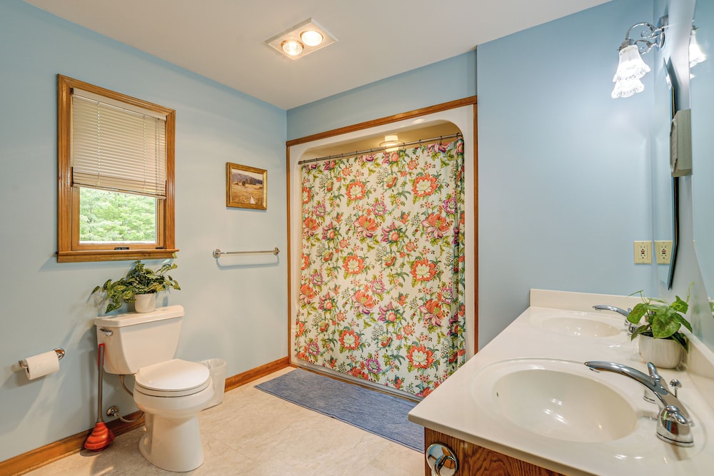 5 Mi to Lake Robinson: Bbq-ready Home w/ Pool