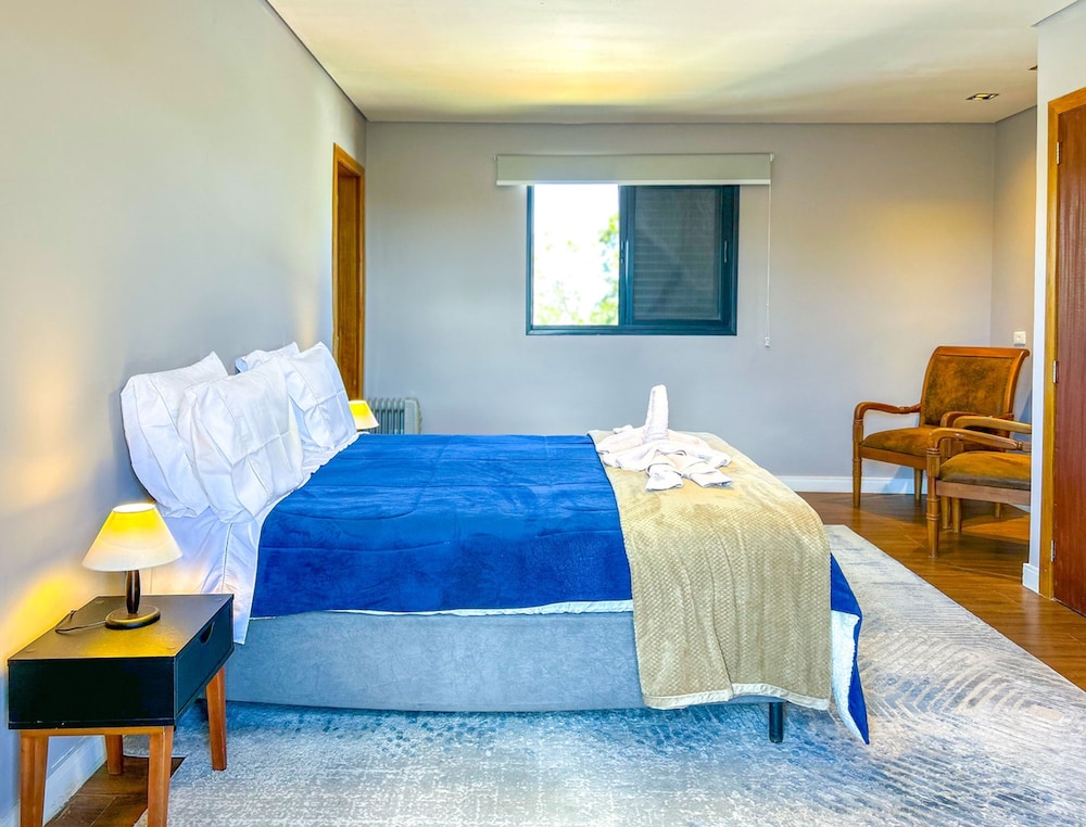 Casa com 4 Su tes Jacuzzi e Lareira Externa