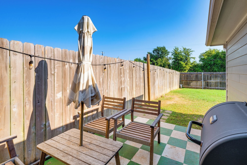 9 Mi to College Station: Dog-friendly Home w/ Yard