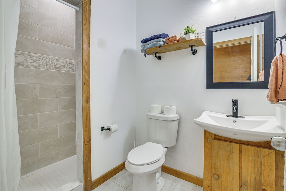 2 Mi to Family Attractions: Brownsville Cottage!