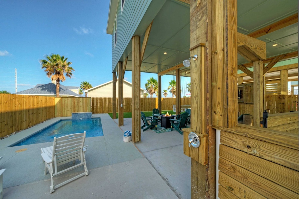 Pool, Firepit + Golf Cart Zone + Near Beach Looney Dunes by Avantstay