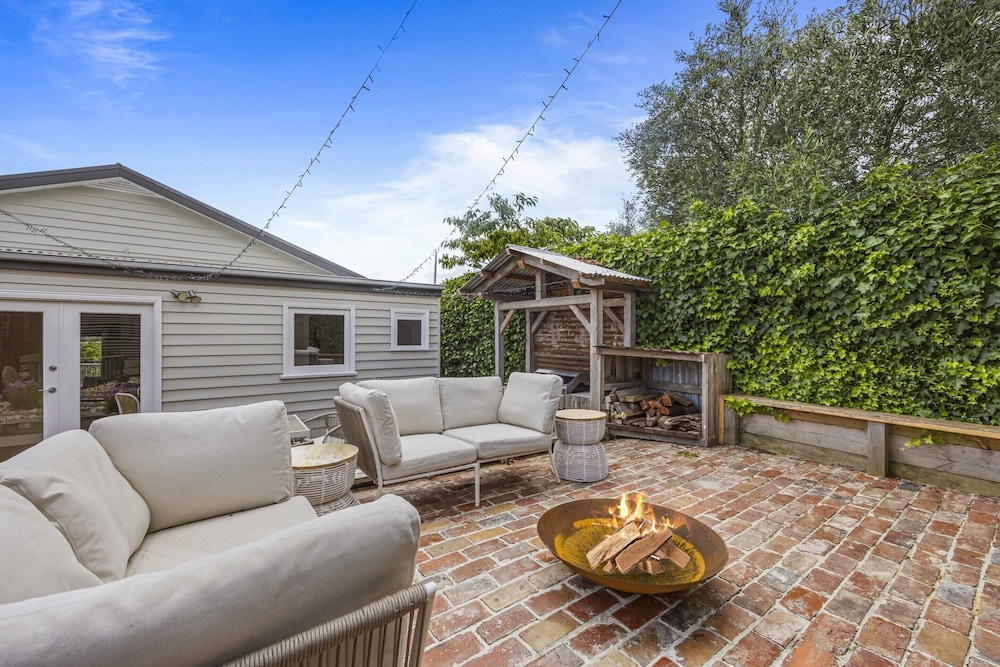 Lovely 3-bed With Alfresco Dining in Prime Suburb