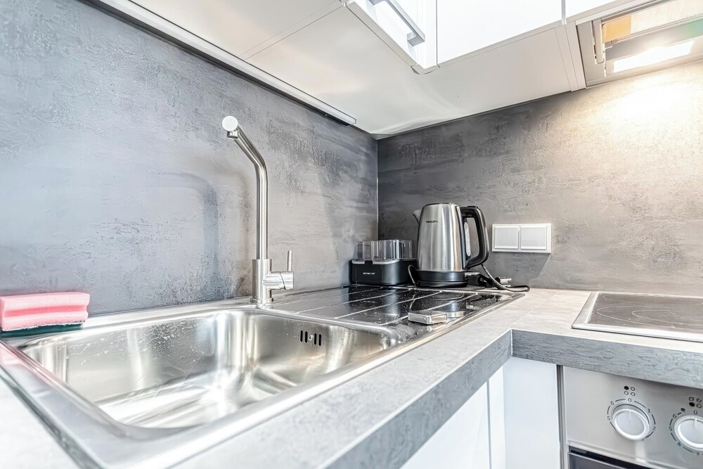 City Center Metro 1BR 1LR King Bed